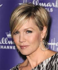 Jennie Garth Short Straight Platinum Blonde Hairstyle With Side Swept Bangs Short Hair Styles Short Hair Styles For Round Faces Platinum Blonde Hair Color