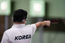 Porugi set an olympic record in the men's 10m air pistol event at the tokyo olympics on the 24th and won a gold medal around the neck. Yg8qe 282r M