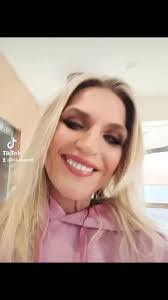 Lisa Heatley's Instagram, Twitter & Facebook