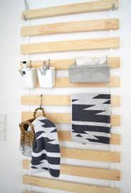 Elle Retire Les Lattes De Son Sommier Ikea Puis Les Accroche Sur Son Mur Diy Rangement Diy Ikea Deco Maison
