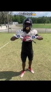 What y’all think I run in the 40?😂. #greenscreen #greenscreenvideo  #EndlessJourney #fyp #fypシ #footballvideo #d1 #football