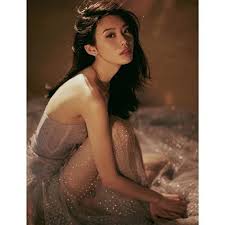 奚夢瑤是 2009 年「世界菁英模特大賽（elite model look）」的決賽選手之一，而現在是名中國節目的常客主持人。 2010 年為 givenchy 高訂系列走秀後，奚夢瑤登上了品牌的 2010 年秋冬廣告，當時設計師就是 riccardo tisci。 å¥šå¤¢ç'¤ç•¶åª½1å€‹æœˆ å¯'å†¬ä¸Šè¡—ç§€ é€†å¤©è¾£è…¿ ä½•çŒ·å›ä¸€é‚Šæ‹ŽåŒ… å¨›æ¨‚æ˜Ÿèž ä¸‰ç«‹æ–°èžç¶²setn Com