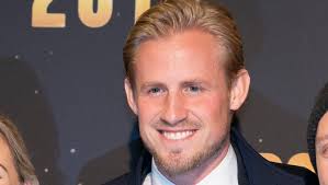 Facebook gives people the power to share and makes the. Landsholdsstjernen Simon Kjaer Kysset Hele Verden Taler Om Billed Bladet