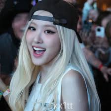 Rosé went to the Inkigayo stage to support Jisoo and also gave flowers to  her. 💕