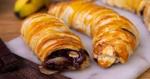 Recette Les Bananes En Pate Feuilletee Garnies De Chocolat Caramel Et Cacahuetes Pate Feuilletee Dessert Pate Feuilletee Recette Banane Chocolat
