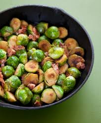 Per preparare il rombo con salsa ai broccoletti, mondate i broccoletti e lessateli in acqua bollente salata insieme con l'aglio, sbucciato. Cavoletti Di Bruxelles Saltati Con Bacon Un Americana In Cucina