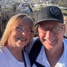 What are dog-friendly brunch spots in Savannah?