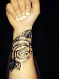 Kleines tattoo an der wade, blumen tattoo lotus, bein tattoos für frauen. Kleines Rosen Tattoo Handgelenk Elegant Arts Tattoo