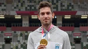 Ο άρχοντας των κρίκων κατά την ανάκρουση του εθνικού μας ύμνου, δάκρυσε προφανώς φορτισμένος από. Immu8lhtjv85om