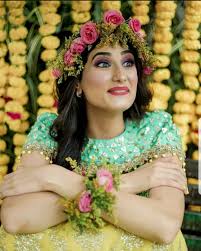 Mehndi Look With Pink Rose Tiara In 2020 Wedding Photography Poses Bridal Party Bridal Bridal Mehndi Dresses