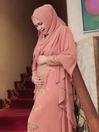 Mulai dari opa, oma, datuk, nenek, eyang, encim, apek, akong bahkan ada. Editor Says Belajar Sabar Dari Siti Nurhaliza Dan Datuk Seri Khalid Mohamad Jiwa News Entertainment Fimela Com