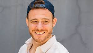 Kerem bürsin, 2013 yılında yayınlanan güneşi beklerken isimli dizide türkiye'deki ilk oyunculuk deneyimini yaşadı. Who Is Kerem Bursin Height Age Series Family