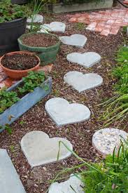Einen Kreativen Gartenweg Anlegen Mit Zementsteinen Garden Stepping Stones Stepping Stones Diy Garden Stones
