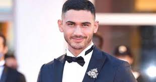 He started his acting career at the age of 5 and has appeared in many mexican works but received mass recognition after appearing in many netflix movies and series such as dark desire, the club, and enemigo íntimo. Alejandro Speitzer El Mexicano De 25 Anos Que Ha Conquistado A Ester Exposito