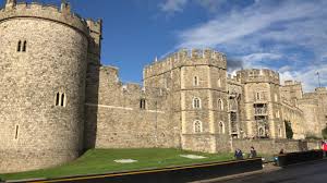 It is located about an hour from central london and visitors can see the sumptuous state apartments, the spectacular display of. The Crown Ganztagige Privattour Durch Windsor Castle Und London London England