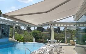 Awning Gulung Di Pinggir Kolam Renang Yang Unik Kolam Renang Kanopi