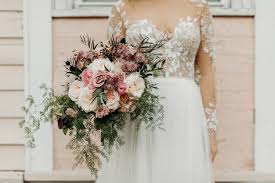 This time of year, leaves are changing colors with vibrant colors and autumnal blooms everywhere, it's easy to get inspired for your own bridal bouquet. Sarah Marshall Kim Starr Wise Floral Events