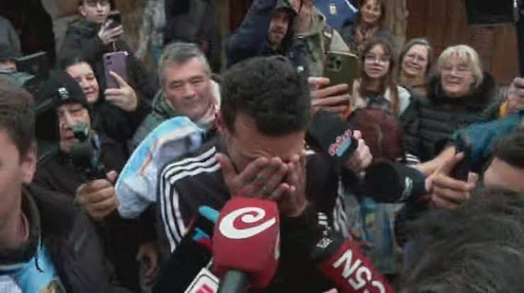 Lionel Scaloni lloró al llegar a su casa de Pujato mientras los vecinos gritaban “Leo no se va”