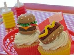 Hamburger E Hotdog In Pasta Di Zucchero Made By Wilton Dulces Y Golosinas Tortas Reposteria