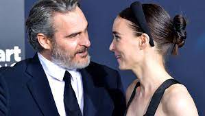 Rooney was born on april 17, 1985, in bedford, new york. Joaquin Phoenix Rooney Mara Erwartet Das Schauspielerpaar Nachwuchs Bunte De