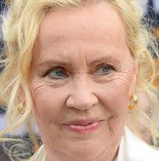 She was a 70s style icon: 😳 Many people easily forget this 74-year-old  woman!🥺Who is she? Find out it in the first comment!👇🏻