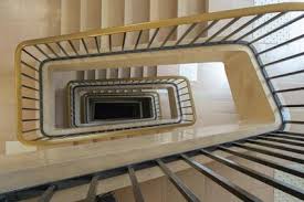 Rappelez ce blanc sur le soubassement et optez pour des tons pastel dans le couloir. Revetement De Sol D Escalier D Immeuble Installation Solutions Et Prix