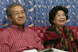 The leadership of pkr has been further urged to stop any form of political cooperation with former prime minister dr mahathir mohamad ahead of the 15th. Istri Mahathir Mohamad Khawatir Dengan Kesehatan Suaminya
