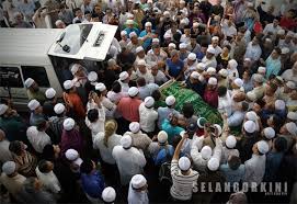 Cari pasal, aku telefon pejabat masjid, minta disambung ke imam besar (ingat ada protokol). Portal Rasmi Pdt Petaling Mb Bersama 5 000 Jemaah Solat Jenazah Imam Besar Masjid Negeri Shah Alam