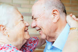 Pareja de ancianos riendo cara a cara stock photo