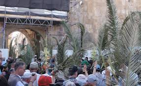 Påskefortellingen er grunnlaget eller utspringet for helheten av trosretningen som vi i dag kan betegne. Palmesondag I Jerusalem Budbaereren