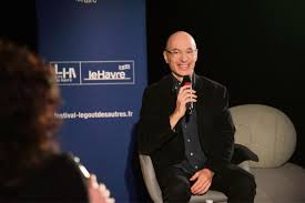 Son objet principal consiste à présenter le monde du point de vue des chats et à proposer une réflexion sur l'évolution de l'humanité, le bien et le mal, et les relations entre les espèces. Festival Rencontre Au Havre Avec Bernard Werber Pour L Epilogue De Sa Trilogie Des Chats