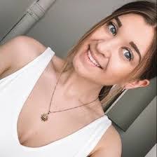 Melissa Schluter's Instagram, Twitter & Facebook