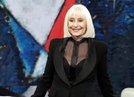 Raffaella carrà — il cui vero nome era raffaella maria roberta pelloni — era nata a bologna il 18 si è spenta alle 16.20 di oggi, lunedì 5 luglio, dopo una malattia che — ha spiegato sempre japino. Biv7sz4rdpmgrm