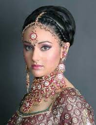 Maang Tikka Updo With Side Braid Maquillage Mariee Indienne Bijoux De Mariage Indien Coiffure Indienne