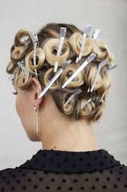 This style was popular in the 1930's and showed up again in the 1990's. Stipendija Ublaziti Destilacija Pin Curl Hair Lacharrue Biz