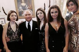 Elettra ha cominciato la propria carriera esibendosi nelle discoteche della lombardia , approdando quindi nel 2015 come ospite allo show televisivo. Elettra Lamborghini Confessione Sorella Due Mondi Separati Bigodino