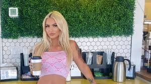 Woman who quit job to become adult star reveals eye-watering amount she  made in just the first month - Entertainment - LADbible