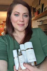 You know when something is just SO good you have to share it? For Reese  Witherspoon, that something is the Squalane + Vitamin C Rose Oil by  Biossance. 🌹 It's luxurious, lightweight