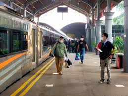 Kereta api, harga tergantung kelas yang dipilih karena berpengaruh dengan kenyamanan. Syarat Terbaru Naik Kereta Api Saat Ppkm Simak Di Sini