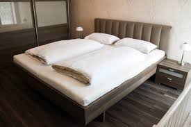 Das apartment verfügt über eine moderne küche, die mit einem kühlschrank, einer mikrowelle und einem wasserkocher ausgestattet ist. Unsere Luxus Apartments Lifestyle Beauty Wellness