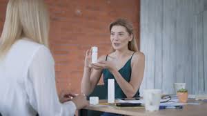 Zwei junge frauen umarmen und küssen sich zu hause. Shutterstock