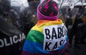 W trakcie zatrzymania straciła buty. Wcens7majpxb5m