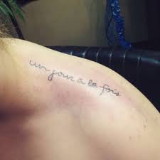 Little Shoulder Tattoo Saying Un Jour A La Fois Top Of Shoulder Tattoo Shoulder Tattoo Tattoo Quotes