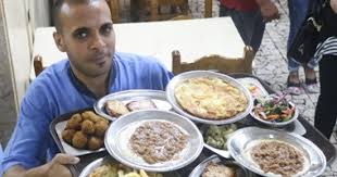 بالصور محمد أحمد صاحب أشهر طبق فول إسكندرانى المطعم جمع بين الفقير والوزير ووصلت شهرته لأسبانيا وزارته الملكة صوفيا فؤاد المهندس وصلاح أبو سيف ومصطفى حسين يوقعون على قائمة طعامه اليوم