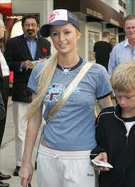 Paris Hilton Featured Wearing A Trucker Hat That Was Popular In The First And Middle Decade Of The 2000 S Paris Hilton Illustration Fashion Design 90s Fashion