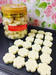 This biscuit has various colours, ranging from white, yellowish to brown, depends on the additional ingredients. Resepi Bangkit Cheese