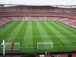A stadion 60 355 ülőhelyes, ami a második legnagyobb premier league stadionná teszi az old trafford után, és a harmadik legnagyobbá az összes londoni közül a wembley és a twickenham után. File Emirates Stadium Arsenal Jpg Wikimedia Commons
