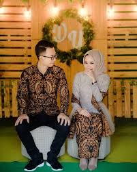 Cobalah pertimbangkan busana yang senada nan serasi dengan pasangan di hari bahagia kalian. 50 Model Kebaya Sarimbit Terbaru Untuk Tunangan Atau Pesta