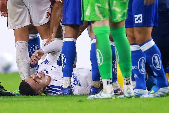 Gabriel Pec sofre fratura em estreia pelo Cruzeiro - 23/07/2026 - Esporte - Folha