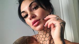 Potret Liburan Selebgram Seksi yang Populer Berkat Tato Sarang Lebah